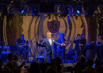 Erol Evgin mest etti