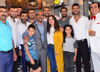 Sarıyer Börekçisinin yeni şube açılışında Yeşilçam Vokal Grubu sürprizi