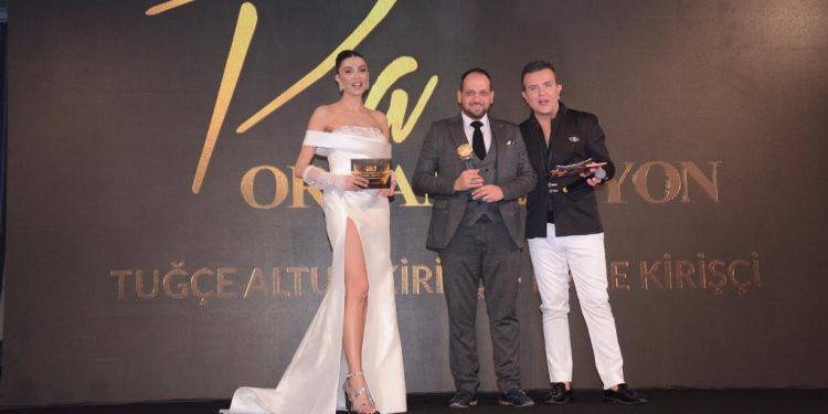 AMARE PIRLANTA YÖNETİM KURULU BAŞKANI BARBAROS ELDEŞ YILIN ÇIKIŞ YAPAN PIRLANTA MARKASI ÖDÜLÜNÜ ALDI.