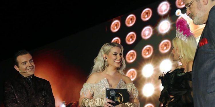 Gizem Deniz Kirişçi sahnede güzelliğiyle mest etti !