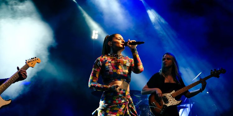 Hatay’da 10 bin kişi Atiye’nin şarkılarıyla kendilerinden geçti