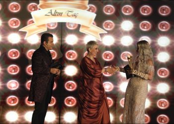 Yılın kişisel gelişim uzmanı Ebru Kaya başarısını aldığı ödülle taçlandırdı