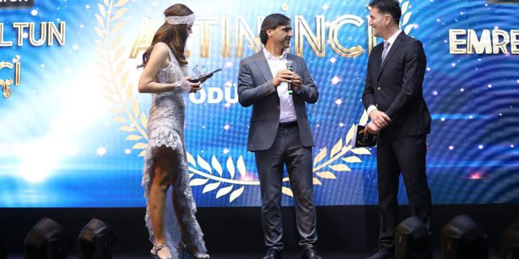 Conthes Home yılın en başarılı ev tekstil ve kırlent markası ödülünü aldı.