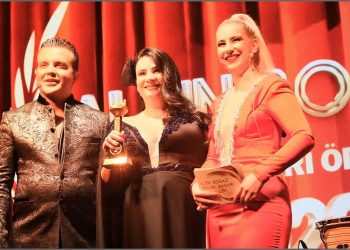 Burçak Atalık yılın en iyi çıkış yapan iş kadını ödülünü aldı