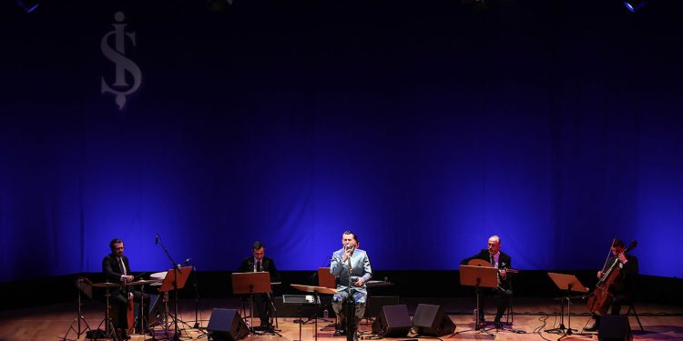 Cem Adrian “Solmayan Şarkılar”la İş Sanat’ta sahne aldı