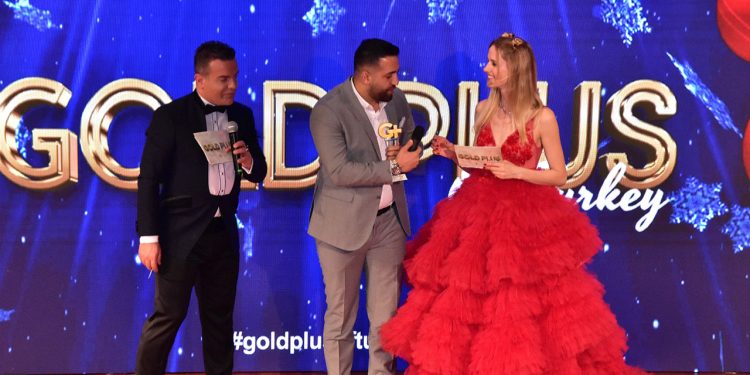 Yılın Başarılı Mantı Üretim Markası ödülünü Bahca Gıda Yön. Kur. Başk. Vekili Aytaç Balkaya aldı.