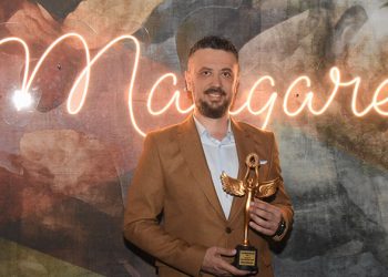 Yazar Emrah Pirdaloğlu başarısını aldığı ödülle perçinledi