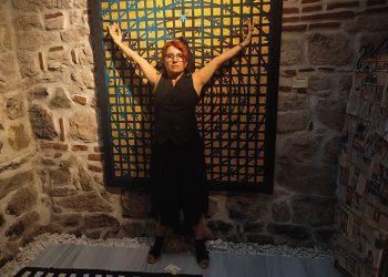 Ressam Gülhan’ın “Kadın Cinayetleri” temalı solo sergisi sanatseverlerle buluştu