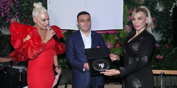 Otizmli bireylere destek amaçlı Farket Müzik TV Ltd. Şti.’nin lansman gecesine ünlü yağmuru