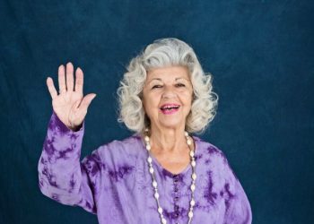 Ünlü dublaj sanatçımız Jeyan Mahfi Tözüm 94 yaşında hayata veda etti