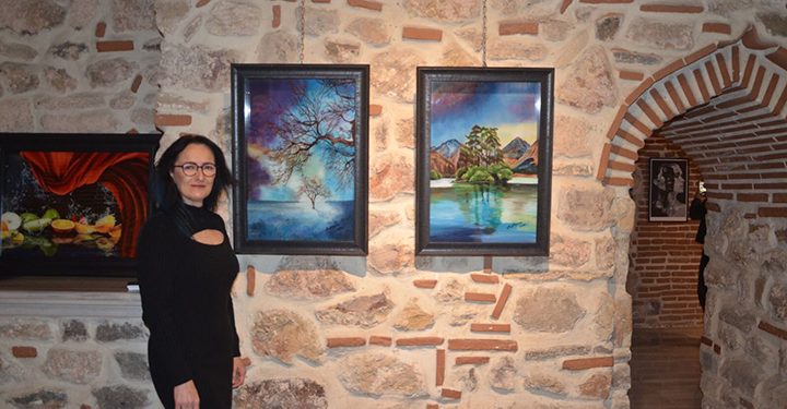 Rabiye Alpcan unutulmaya yüz tutmuş cam altı sanatını sanat severlerle buluşturuyor