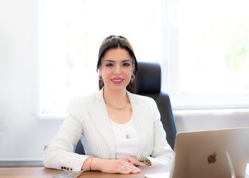 Av. Tuba Kurt Kimdir?