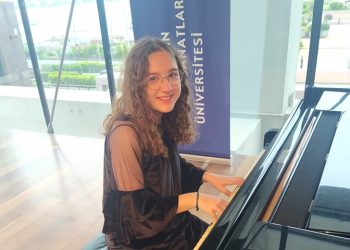 Genç piyanist Aylin Topuz ülkemizin gururu olmaya devam ediyor