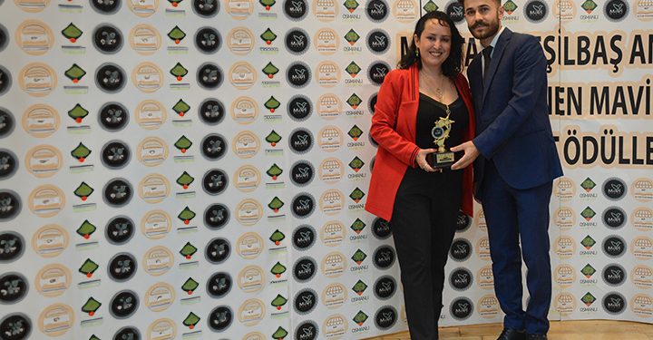 Ayşegül Battal Güler başarısını aldığı ödülle perçinledi.