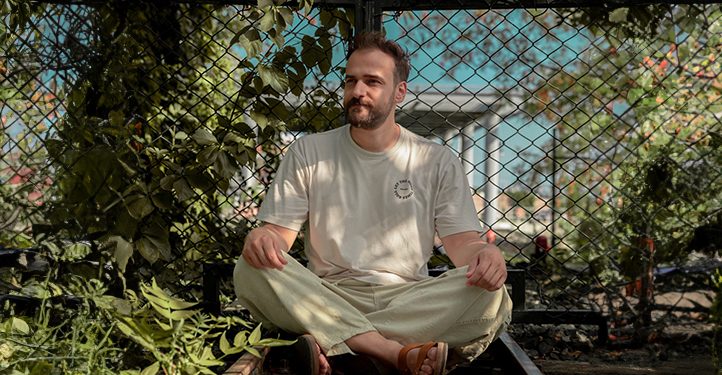 Samet Beşikçi funk ve reggae’nin coşkulu sularında yüzüyor; “İsteksizce Çevir Sayfayı”