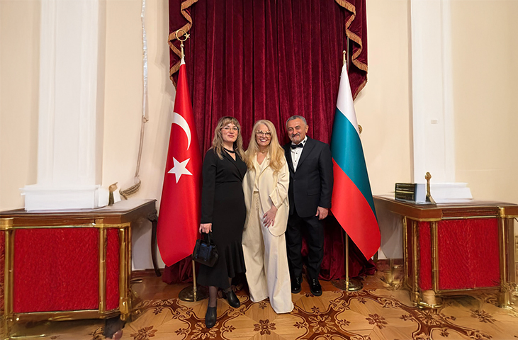 Sabit Akkaya’dan Sofya’da Zarif Bir Dokunuş: Özlem Süer Defilesine Backstage İmzası